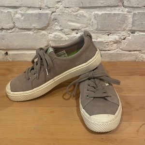 Cariuma light grey suede sneakers size 7 EUC